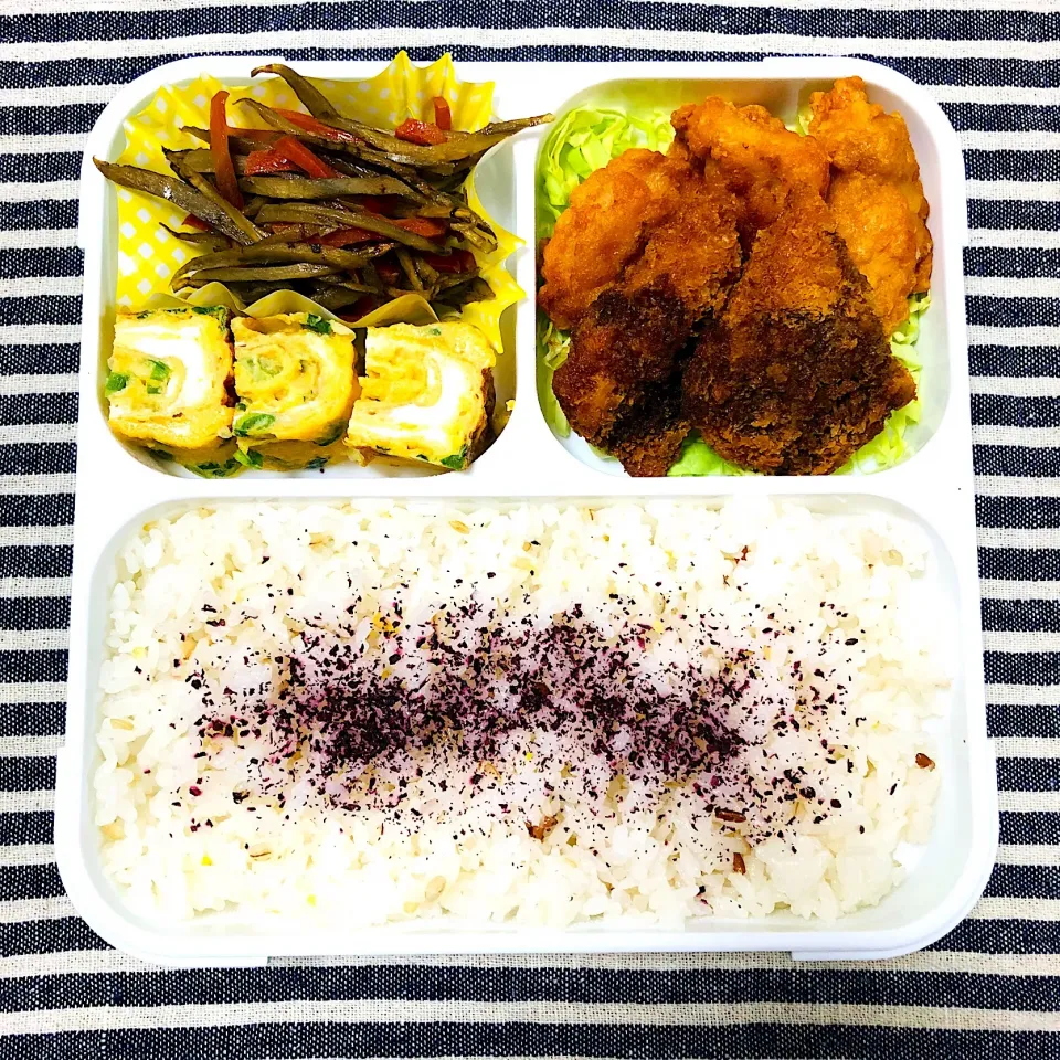 お弁当🍱#唐揚げ#イカフライ #きんぴらごぼう  #たまごやき|ayumiさん