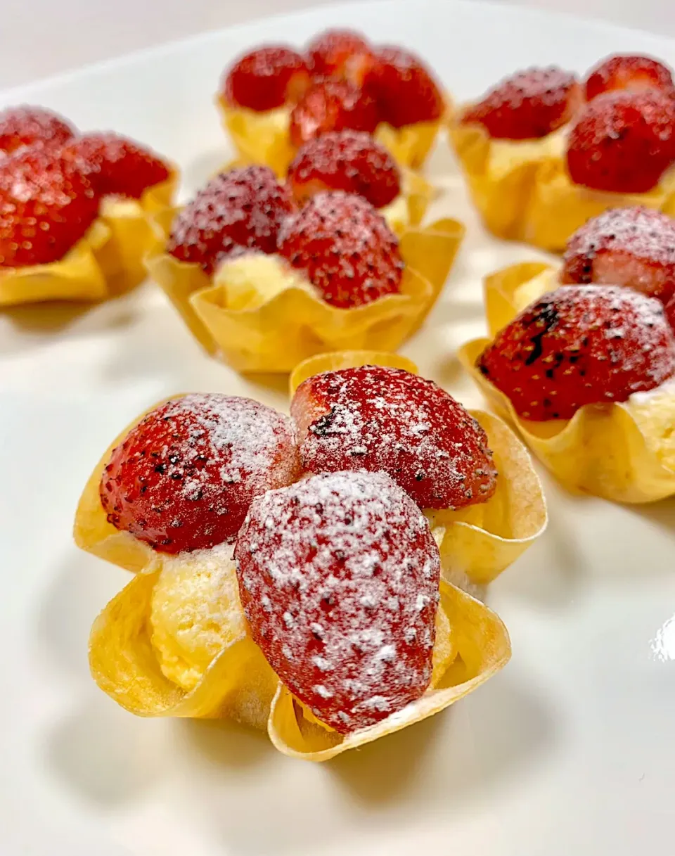 White Chocolate Strawberry Cheesecake Wonton Cups|gonbenさん