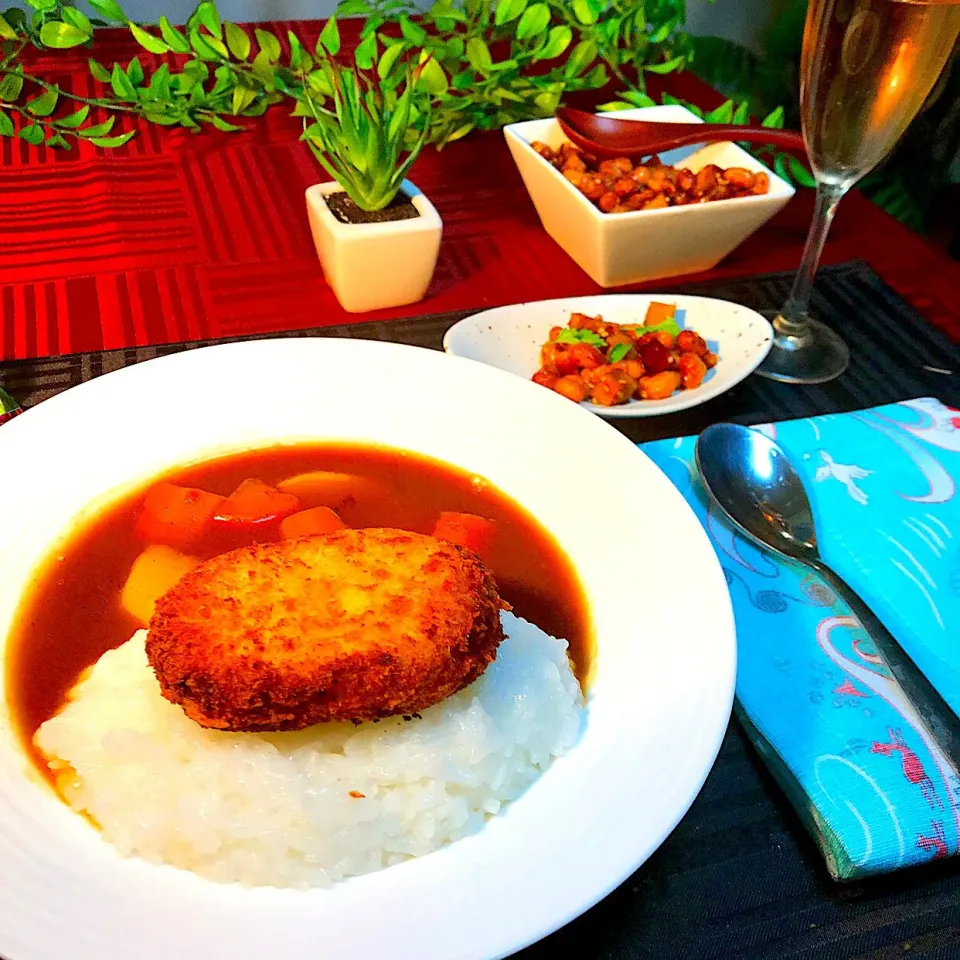 飛騨牛コロッケカレー🍛と大豆とサツマイモの炒め物        
お供は桃のスパークリングワイン🍾
ガッツリ いただきます。|Sの食卓さん