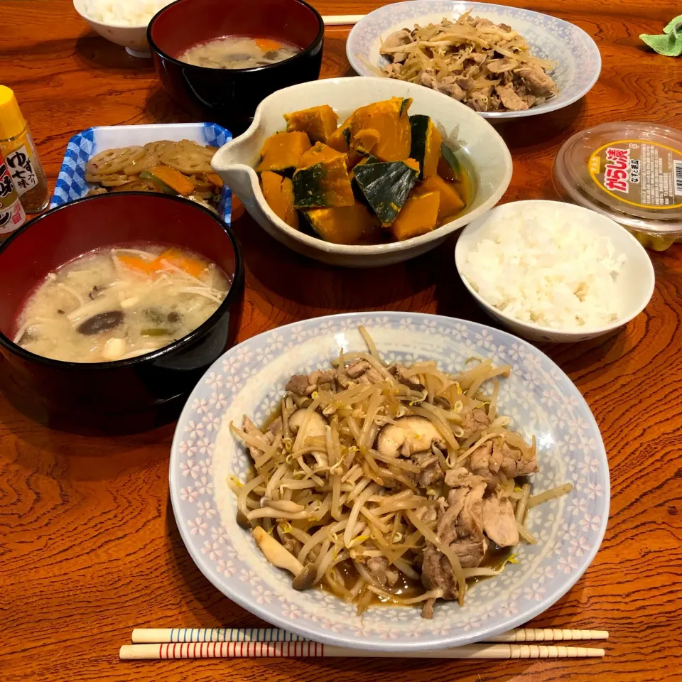 もやし炒め、カボチャの煮物、きのこ汁😋|すかラインさん