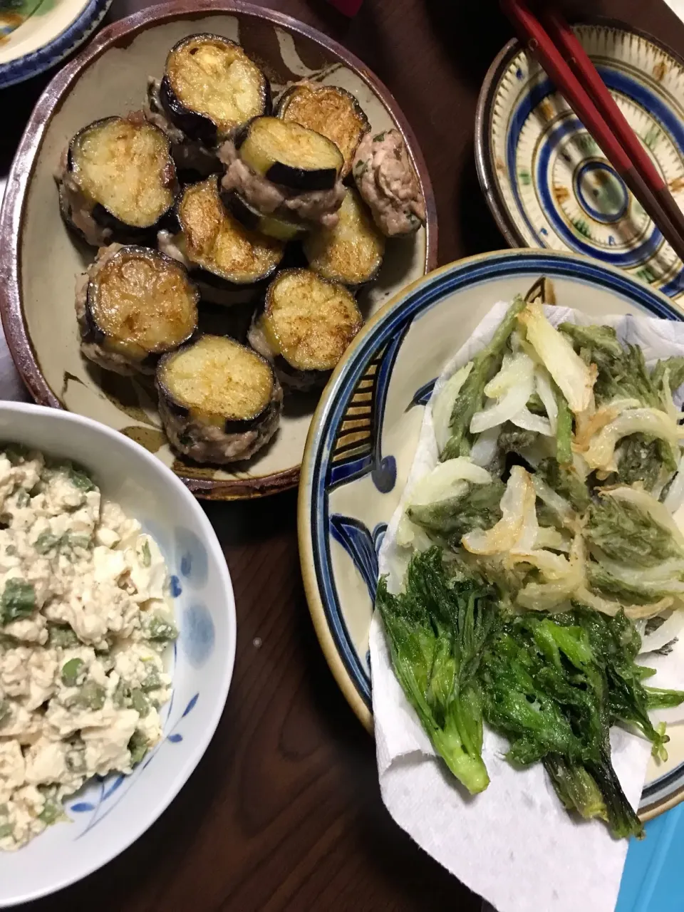 4月22日晩ご飯。昨日山菜とりに行ってきた！タラの芽の白和え、タラの芽と新玉ねぎのかき揚げ、こしあぶら、花筏、はりぎり。と茄子の挟み焼き。|あやさん