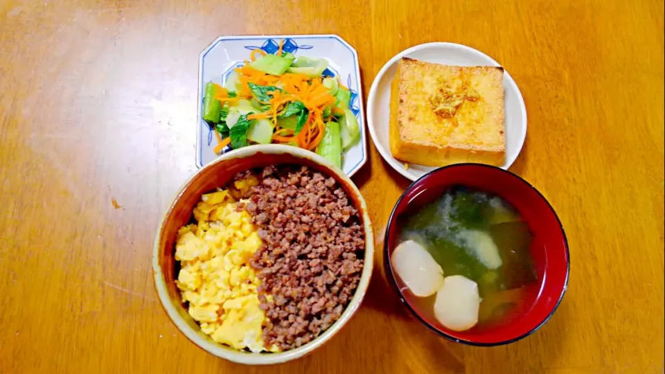 ４月１４日　そぼろ丼　厚揚げ　チンゲン菜の中華風おひたし　お味噌汁|いもこ。さん