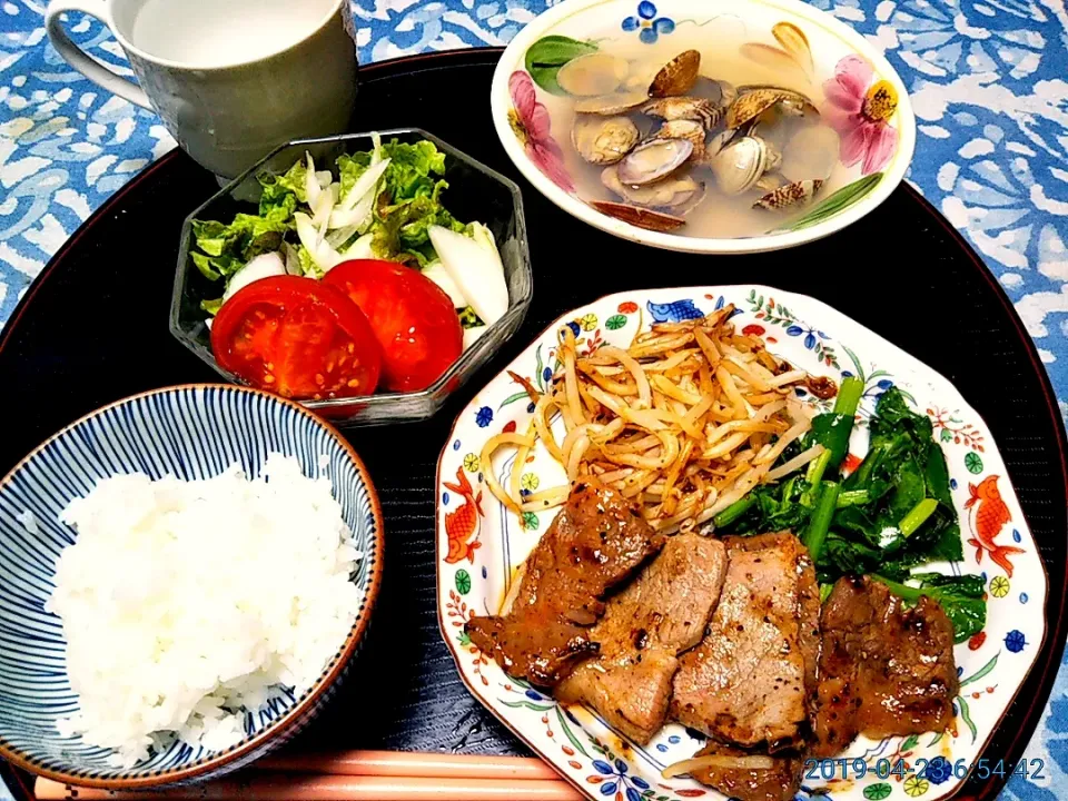 よねばーばの朝ごはん

今朝も牛肉ロースステーキもやしとほうれん草添え
あさりのお汁
チシャと新玉ねぎトマトのサラダ
ご飯、白湯|yoneばーばさん