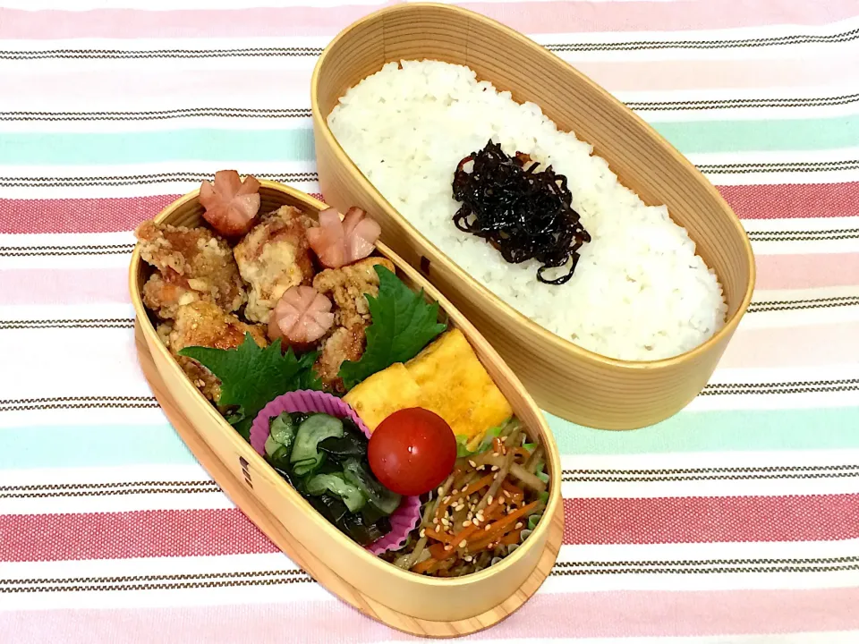 #旦那弁当  #パパ弁当  #曲げわっぱ弁当  #曲げわっぱ #唐揚げ弁当 #唐揚げの甘辛煮  #ワカメと胡瓜の酢の物|ゆぴさん