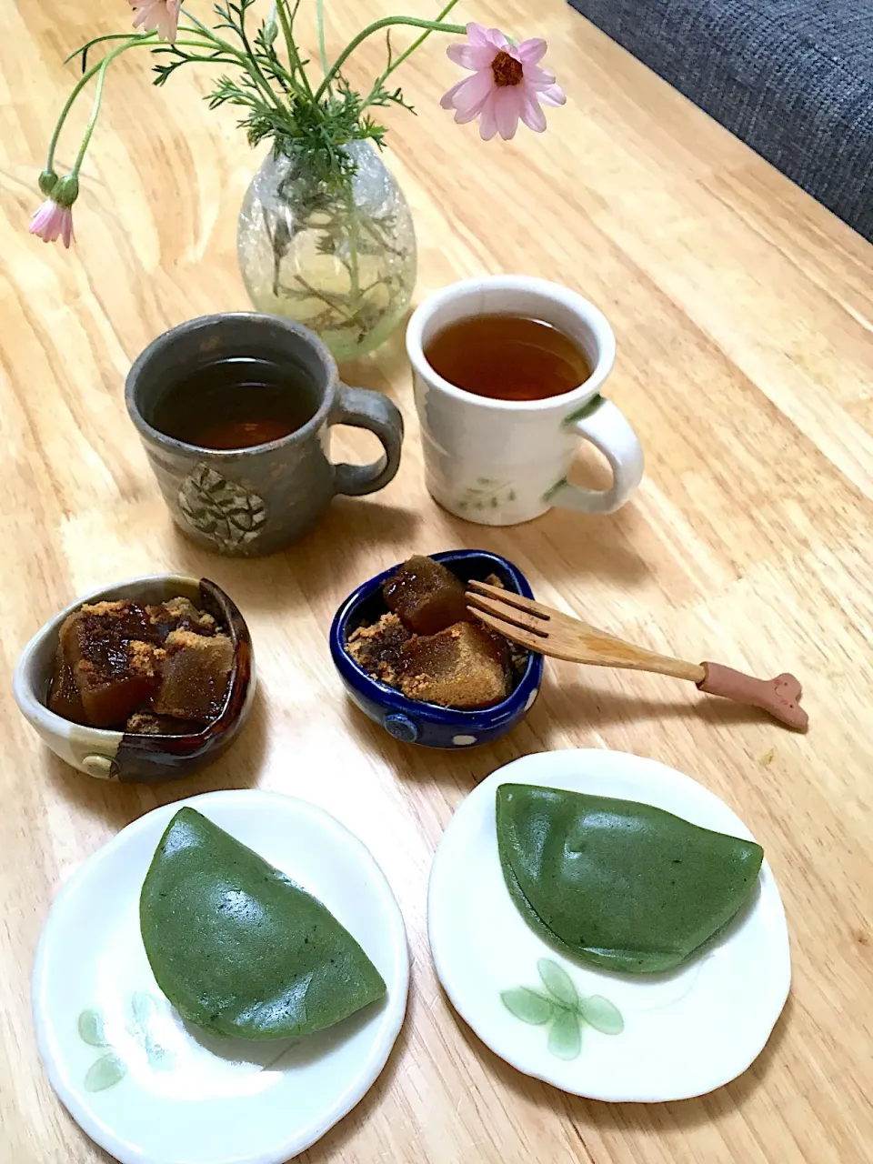 Snapdishの料理写真:今日のおやつ
和三盆のわらび餅とよもぎ餅🧡
台湾で買って来た東方美人茶と(*´ڡ`●)|さくたえさん