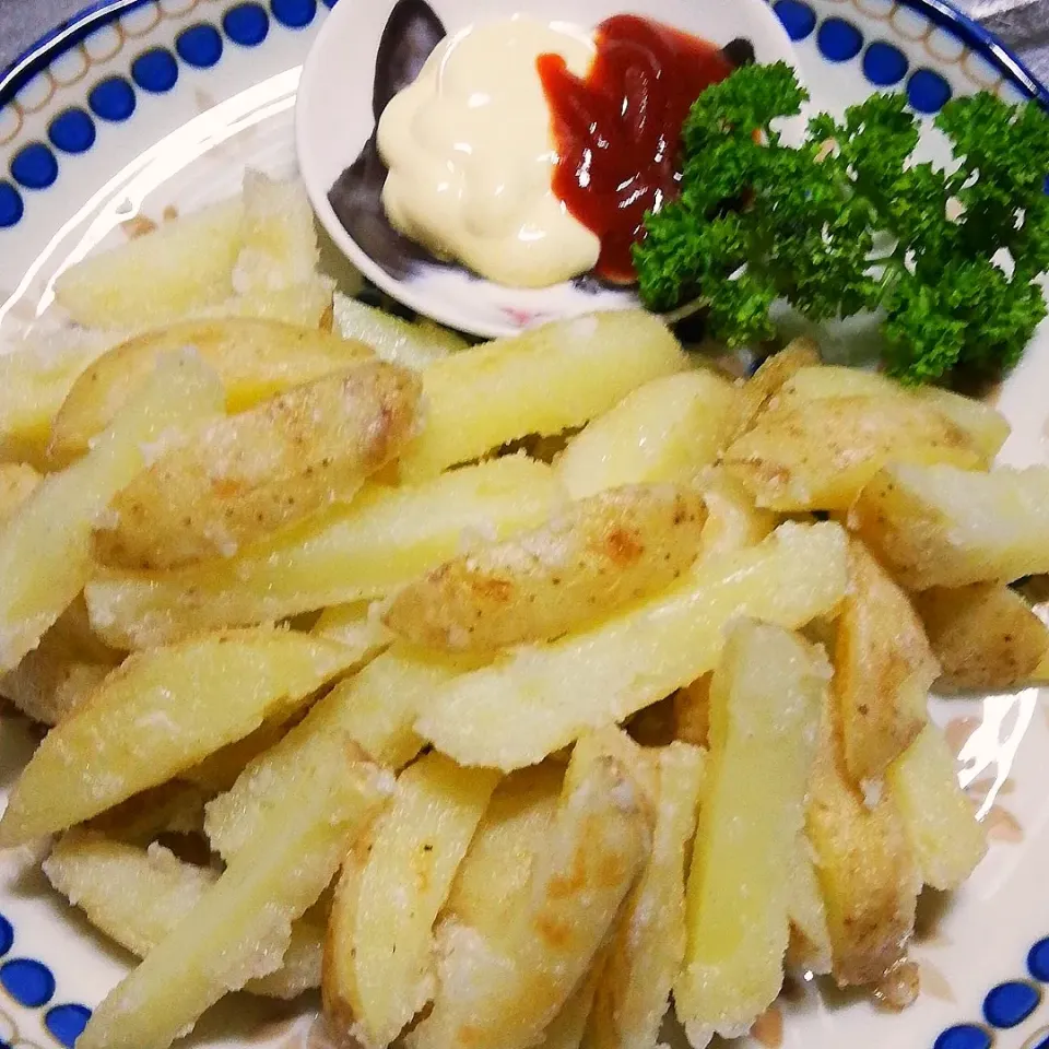 Snapdishの料理写真:クラシルレシピの「揚げずに簡単フライドポテト風」🍟|海猫さん