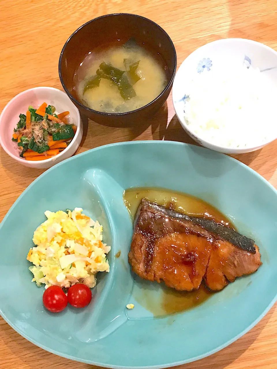 ブリ照り焼き
ポテサラ
ほうれん草おひたし
わかめお味噌汁|KAEさん