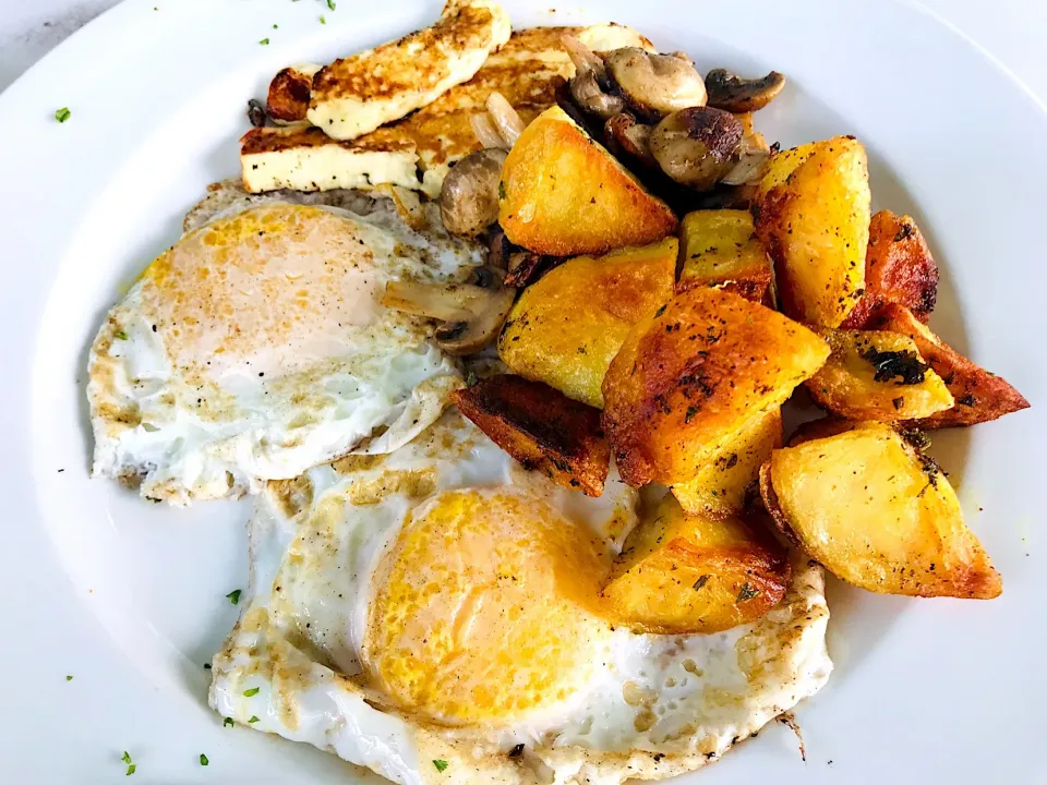 Vegetarian breakfast; eggs, halloumi, mushrooms and curry potatoes.|Sergio Lacuevaさん