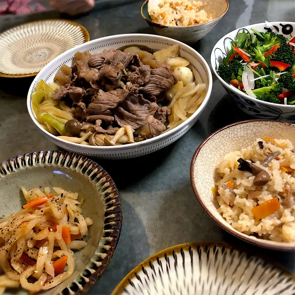 ヤマモリさんの五目釜飯おこわと、すき焼き風煮込み、切り干し大根、サラダで晩ごはん😋|nao子さん