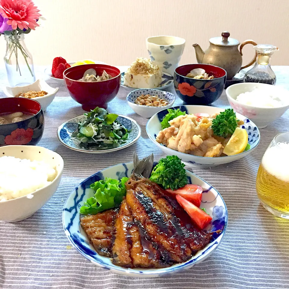 いわしの蒲焼き、とり天、キュウリとわかめとしらすの酢の物、あさりの味噌汁、納豆ごはん、いちごとみかん|ゆかりさん