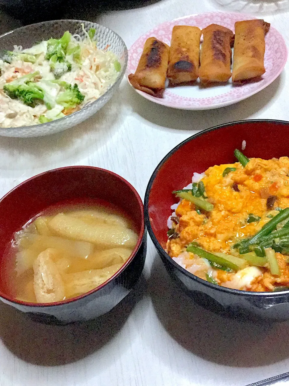 ニラ麻婆卵丼、サラダ、白菜のお味噌汁、春巻き|Ayaさん