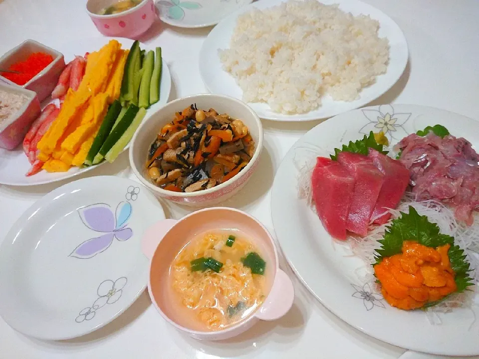 夕食(^ー^)
子供達大好き手巻き寿司～(o^O^o)
とニラ玉スープ、ひじきと大豆の煮物|プリン☆さん