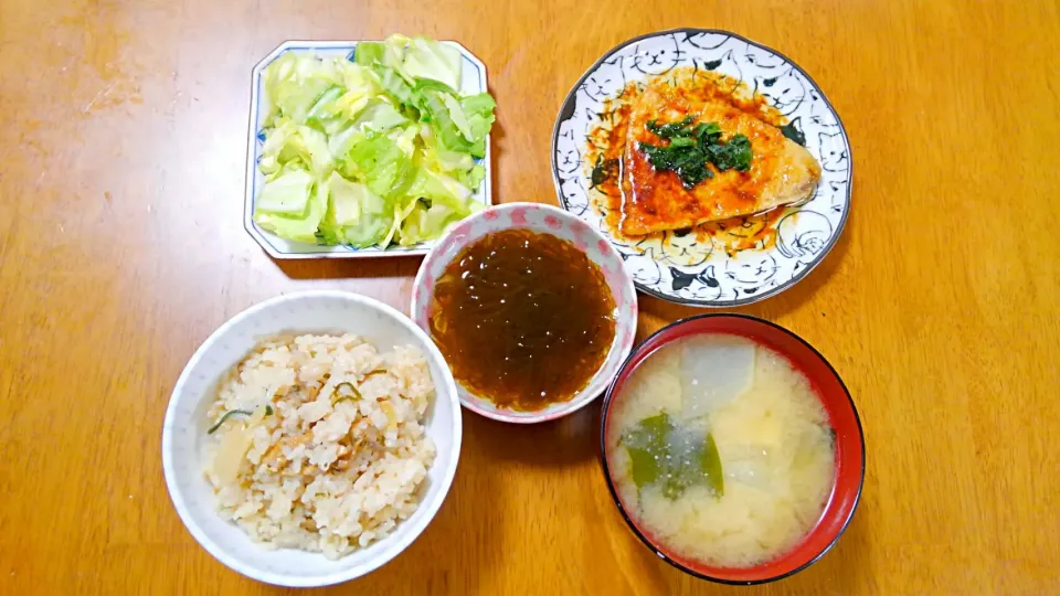 ４月１６日　あさり釜めし　かじきまぐろのバター醤油ソテー　塩キャベツ　もずく　大根と油揚げのお味噌汁|いもこ。さん