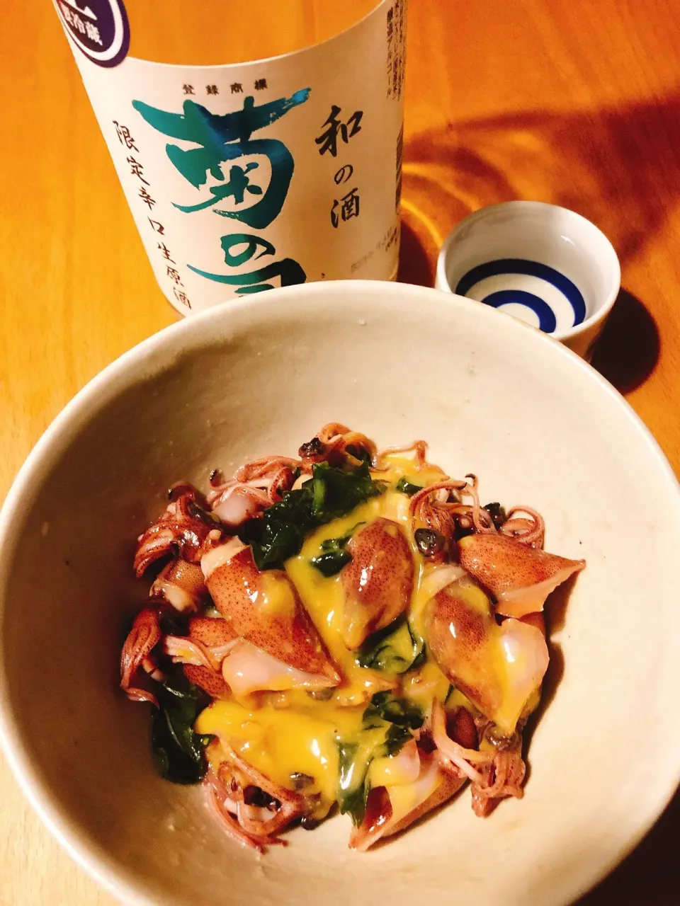 Snapdishの料理写真:ホタルイカとワカメの酢味噌和えを酒の肴に菊の司限定辛口生原酒  #家飲み #ホタルイカ #ワカメ #酢味噌|角康広さん