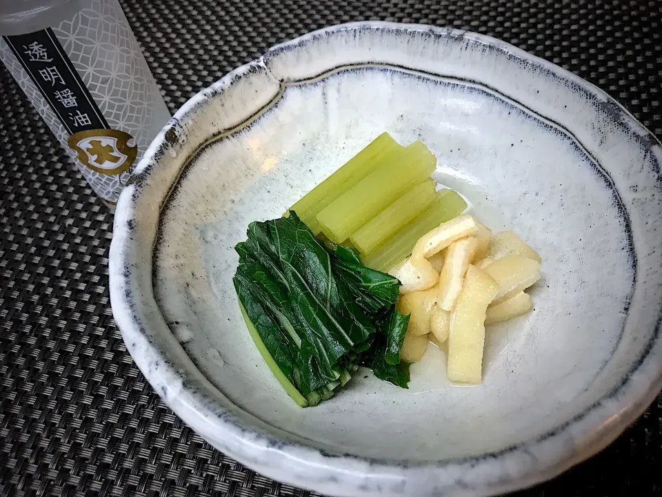 透明醤油でフキを炊いてみましたが…あんまり綺麗じゃないなぁ😢|にゃあ（芸名）さん