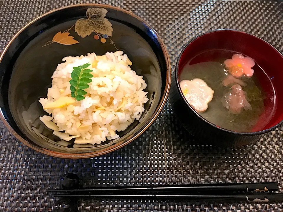 Snapdishの料理写真:今年二度目のタケノコご飯。前回は桜の塩漬けをご飯の方に入れたけど、今回は吸い物の方に入れてみました…が、桜花が開かず玉砕でしたわ😢|にゃあ（芸名）さん