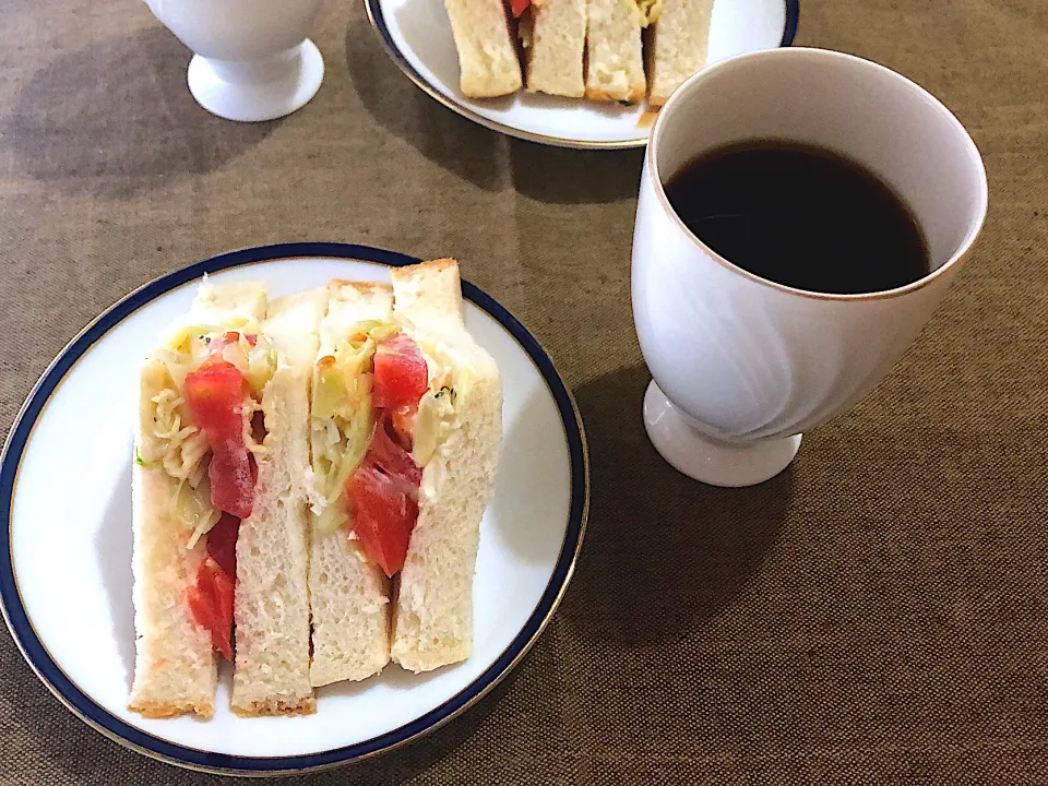 4／23朝食  #朝ごはん 
•トマトサラダサンド •コーヒー|おさんどんさん