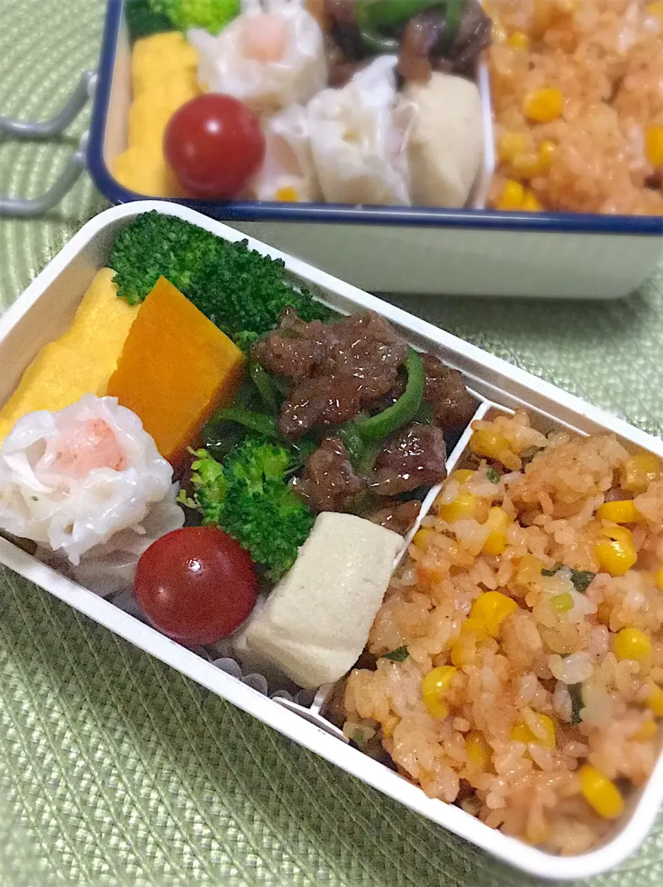 Snapdishの料理写真:長女の中学弁当！
なんだか中華三昧。
炒飯、焼売、青椒肉絲、卵焼き！|yukoさん