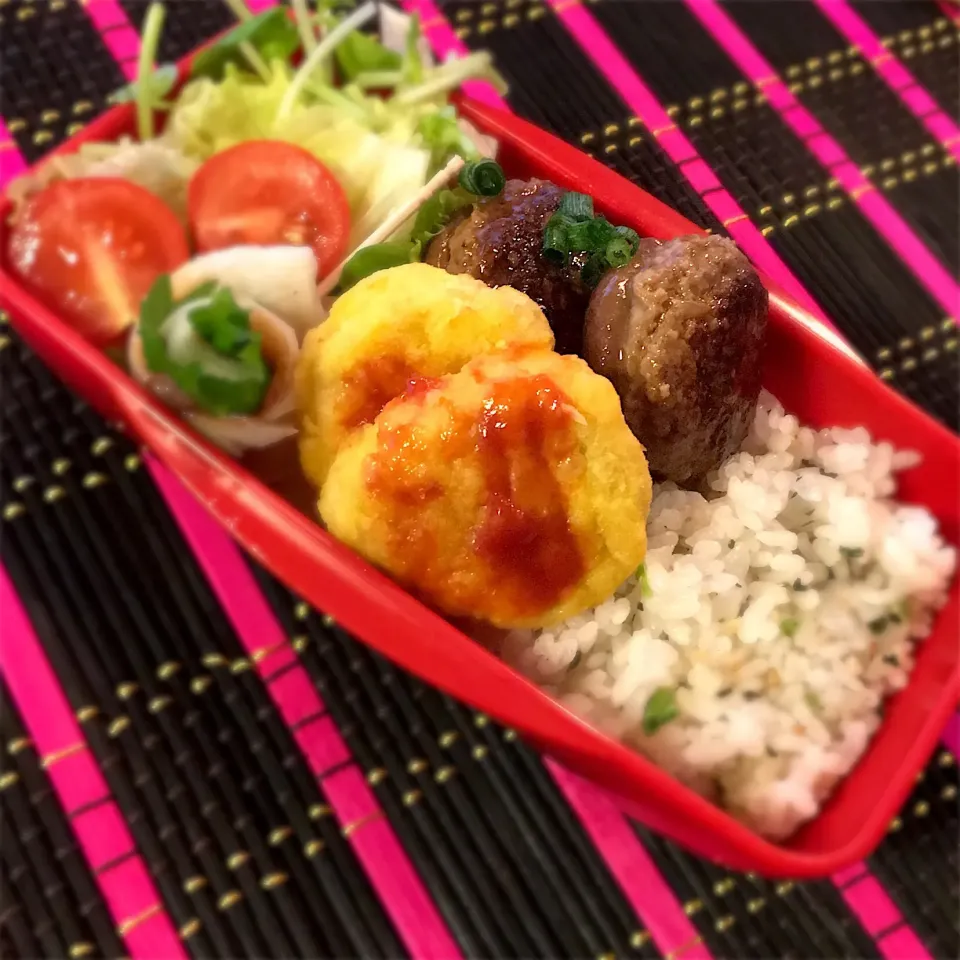 Snapdishの料理写真:しいたけの肉詰め弁当🍱|𓇼 Ⓢ Ⓗ Ⓘ Ⓝ Ⓞ Ⓑ Ⓤ 𓇼さん