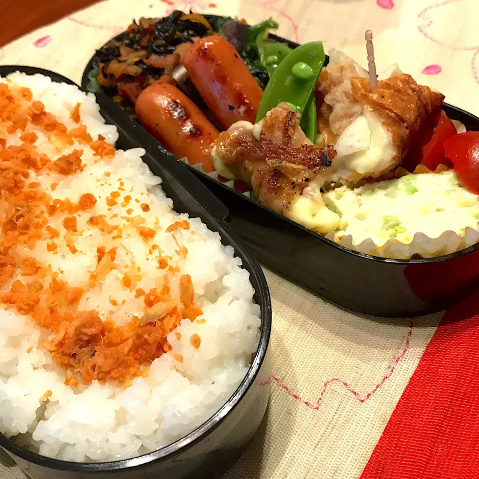 今日のお弁当🍱
豚バラチーズ巻き

色々食べて
体調崩してしまわないように

今日も気をつけて
いってらっしゃい👋😊|mokoさん