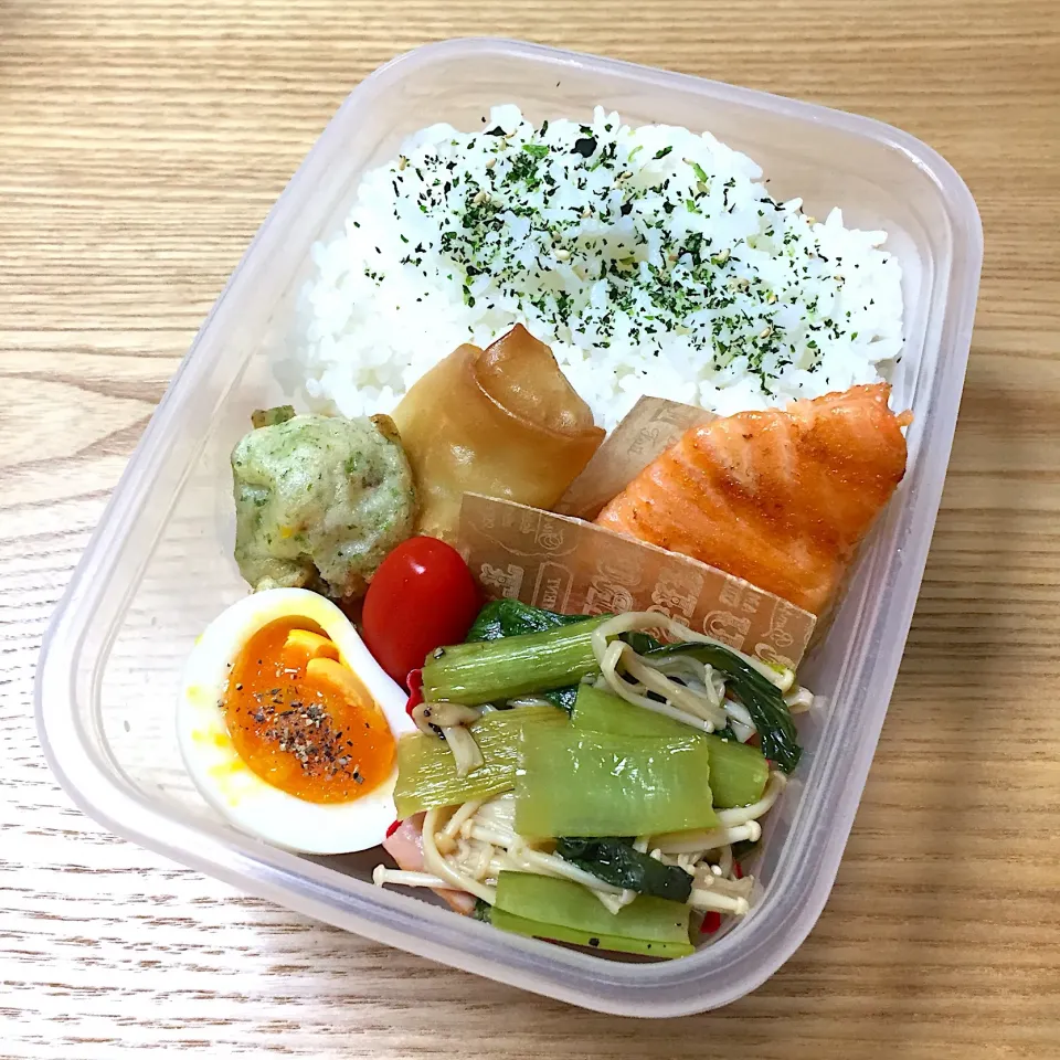 水曜日の旦那さんのお弁当☺︎ #お弁当記録  #ゆで卵 #ベーコンとえのきのバタぽん蒸し #塩鮭|むさけんさん