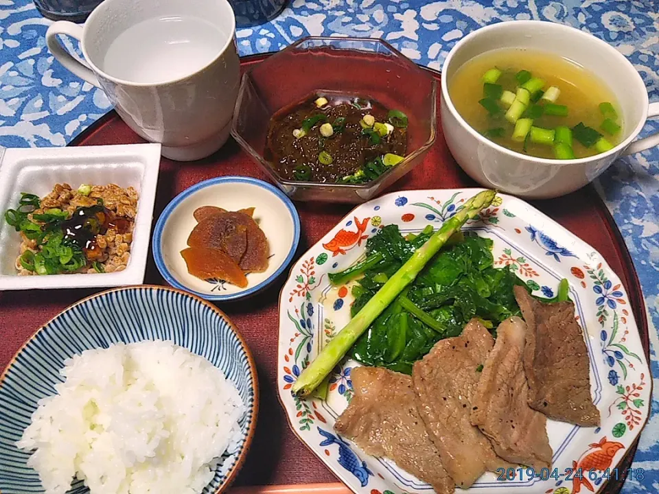 よねばーばの朝ごはん
豚肉のステーキ、ほうれん草とアスパラガス添え
葱の味噌汁
もずく酢
納豆
奈良漬
ご飯、白湯|yoneばーばさん