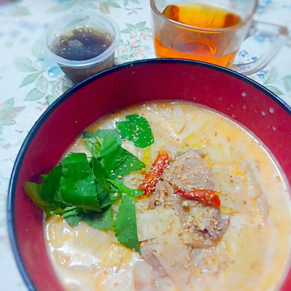 豚肉と白菜で豆乳ピリ辛味噌うどん|うたかた。さん