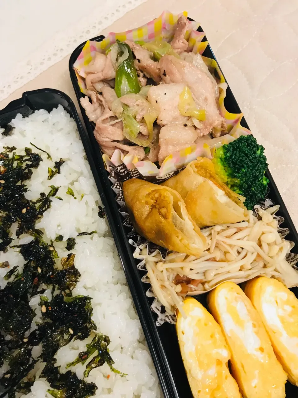 Snapdishの料理写真:高校生長男のお弁当🍱本日は豚さんのネギ塩炒めとリクエストのえのきの梅肉和え|だまさん