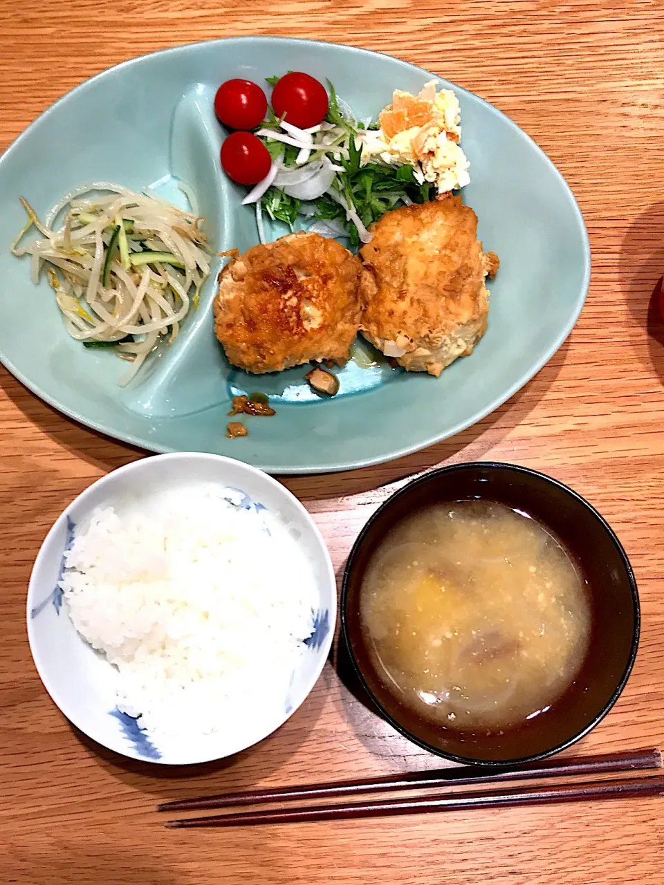 鶏胸肉のハンバーグ(筍入り)
もやしとキュウリのナムル
さつまいもの味噌汁|KAEさん