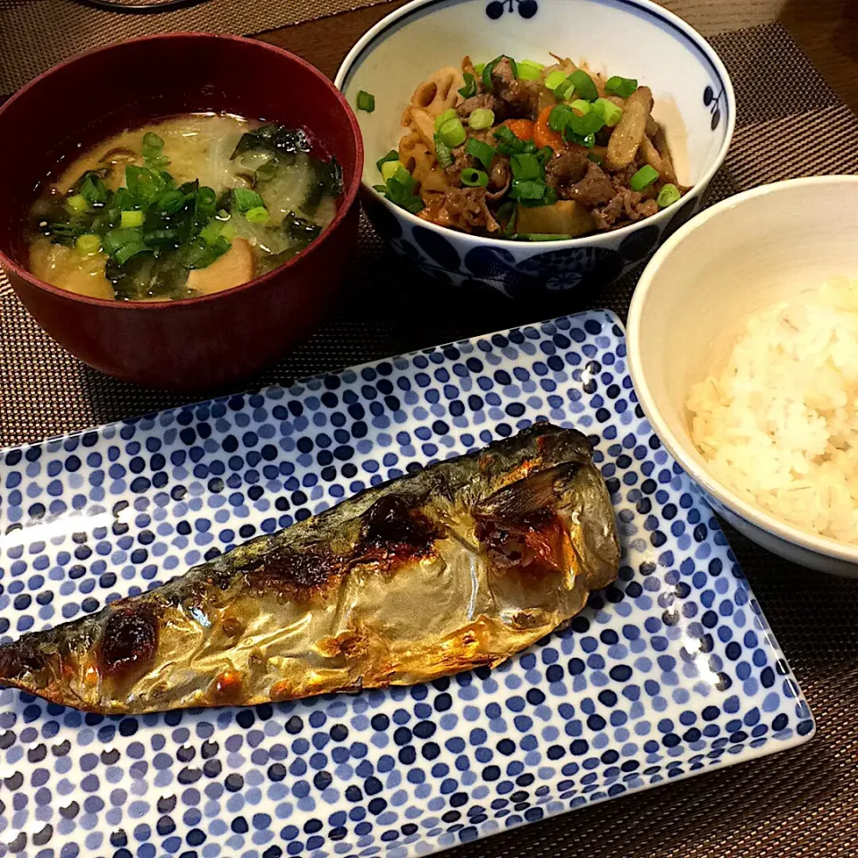 サバの塩焼き
根菜と牛肉のオイスター炒め
きのこたっぷりのお味噌汁|モスグリーンさん