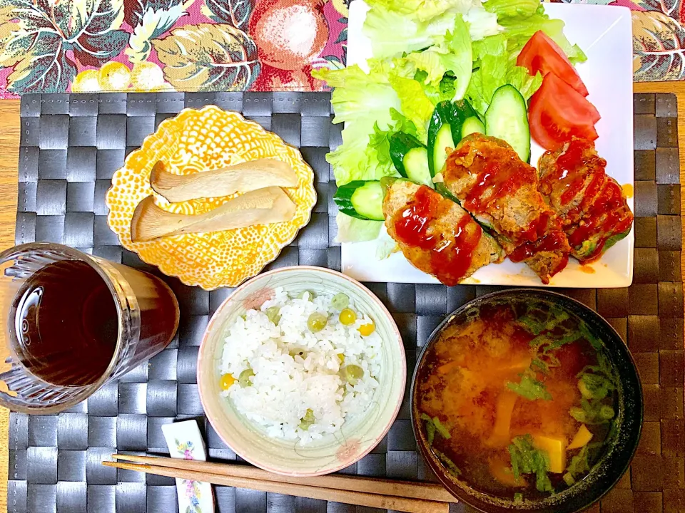 ピーマンの肉詰め エリンギのバター焼 お味噌汁 豆ご飯|あつこさん