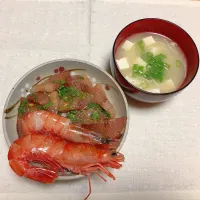 Snapdishの料理写真:海鮮丼(ブリと海老、酢飯) 豆腐のお味噌汁|ずっとたまごのままでいたかった。さん