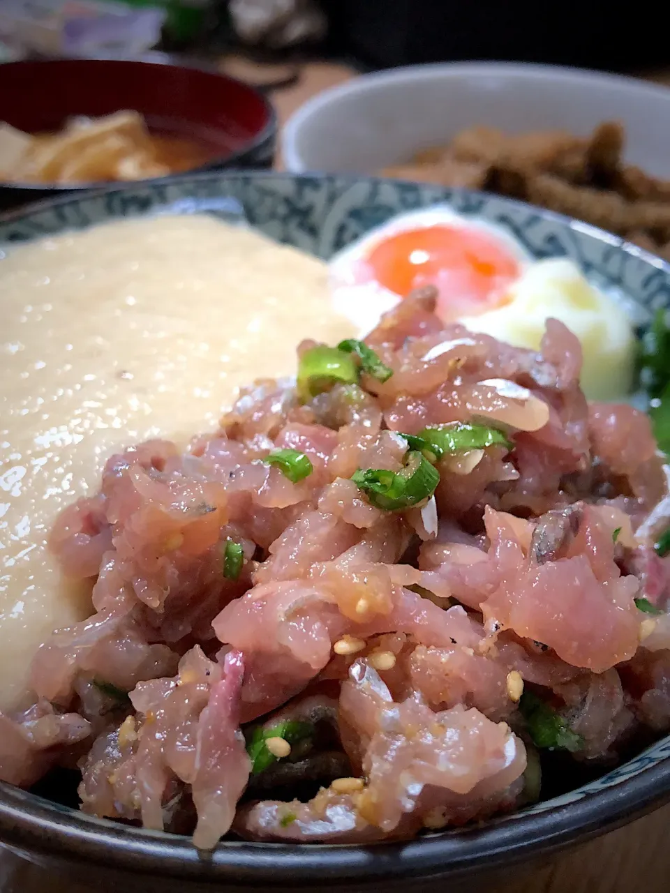 鯵のたたきと山かけ丼 温泉卵添え|ミウトおかんさん