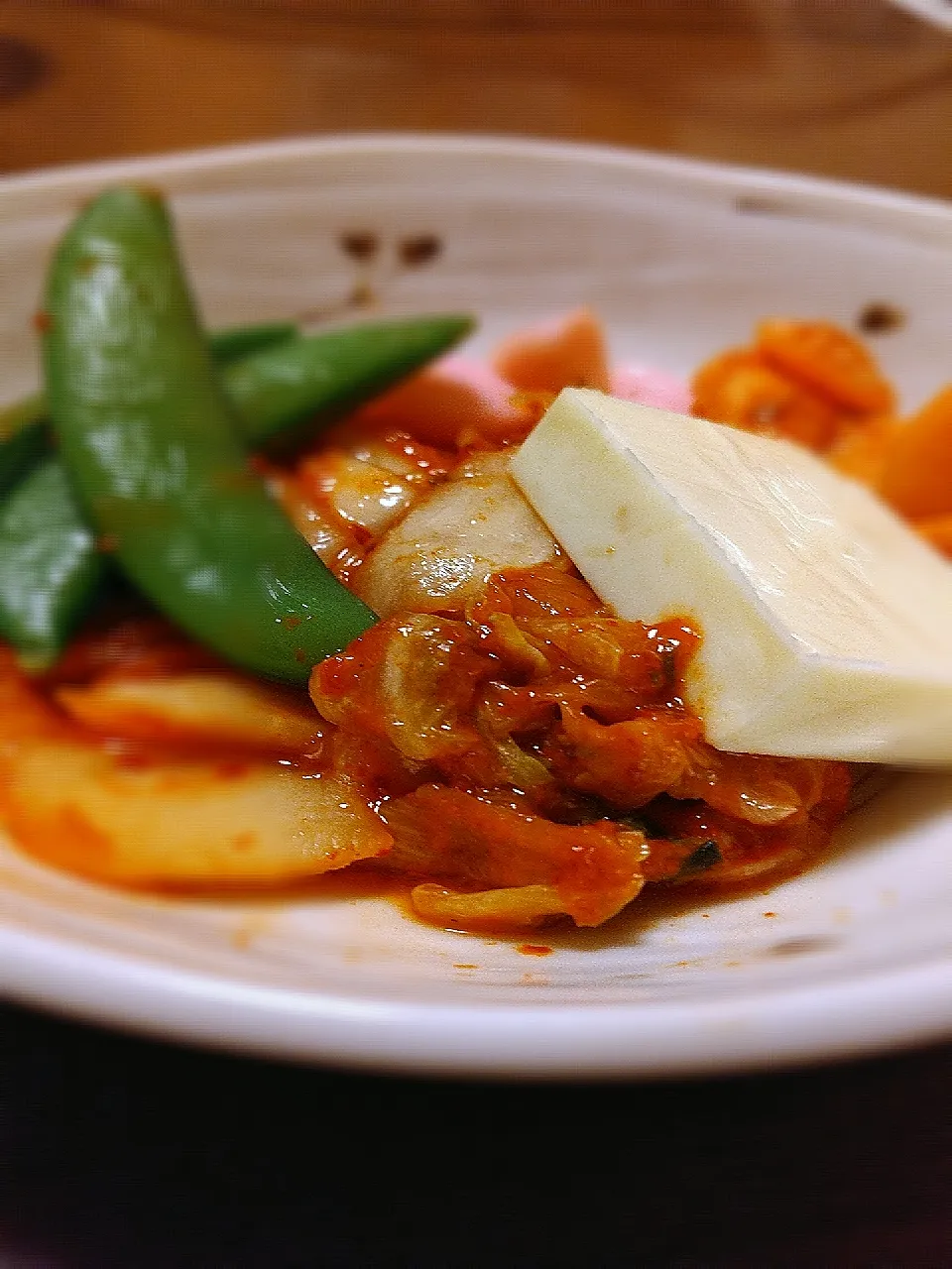 Snapdishの料理写真:キムチとニンニクカツオ味噌とスナップエンドウ。そしてチーズ。|給食当番さん