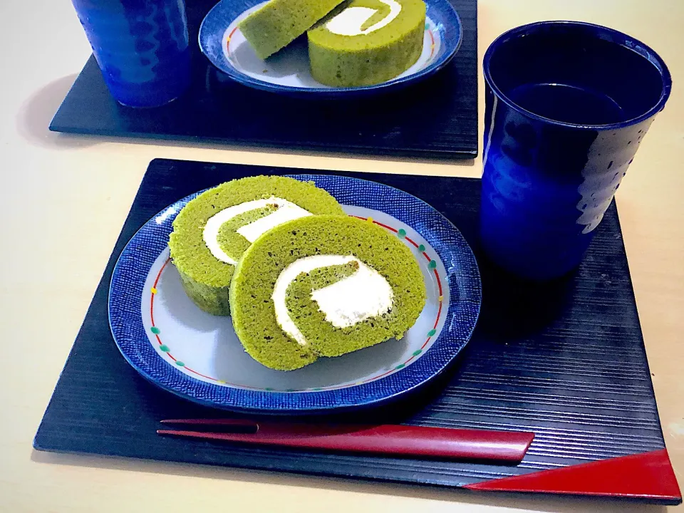 Snapdishの料理写真:4／24朝食   #おめざ #モンテール
•抹茶ロールケーキ •コーヒー|おさんどんさん