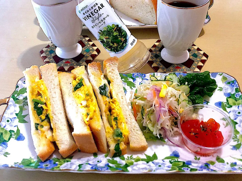 4/24   #ブランチ  #ワンプレート #サンドイッチ 
•三つ葉入り卵焼きのサンドイッチ/サラダ/トマトのマリネ •コーヒー      ‥サラダとマリネはビネガースタイルで♪ サンドイッチは一味をぱらりと振っていただきました😋‥|おさんどんさん