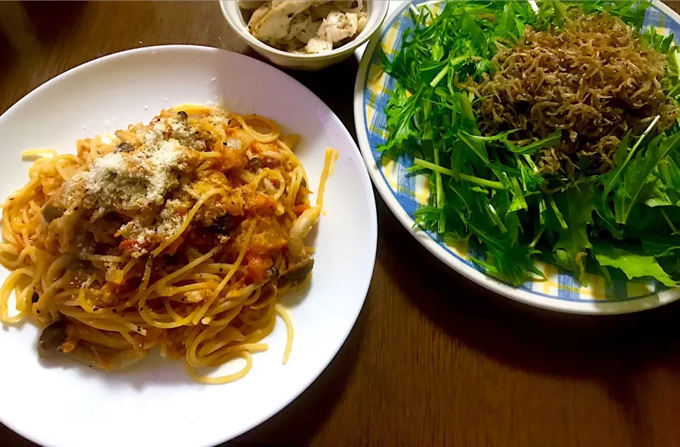 Snapdishの料理写真:ちゃちゃっと簡単に#しめじとツナのトマトソースパスタ#トマトソースも手作り#トマト完熟してないから色うすーっw#水菜とじゃこのサラダ#サラダはオカンとの2人分盛り#じゃこはカリカリに炒めたー #サラダチキン冷蔵庫にあったから食べてみた|ゆきなさん