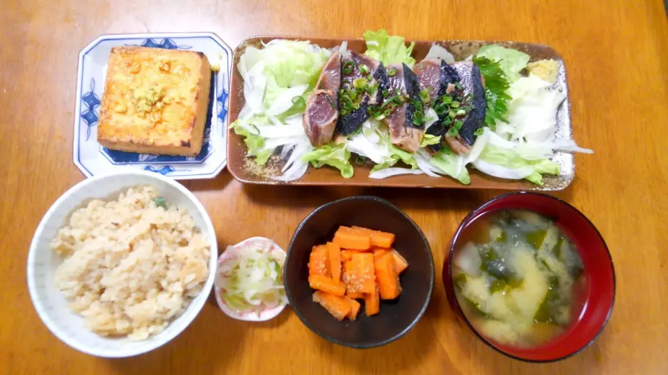 Snapdishの料理写真:４月１８日　鰹のたたき　厚揚げ　ねぎ塩　にんじんナムル　大根のお味噌汁|いもこ。さん