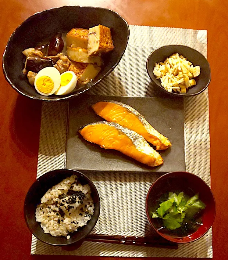 Today's Dinner🍴豚軟骨の梅煮からのぉ茄子と厚揚げの煮物･塩鮭焼き･大和芋のﾎﾟﾝ酢和え･もち麦ご飯w/紫蘇わかめ･若芽と三つ葉のお味噌汁|🌈Ami🍻さん