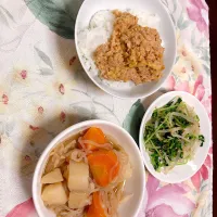 Snapdishの料理写真:肉じゃがと豆苗ナムル🥕🥔|くまお.comさん