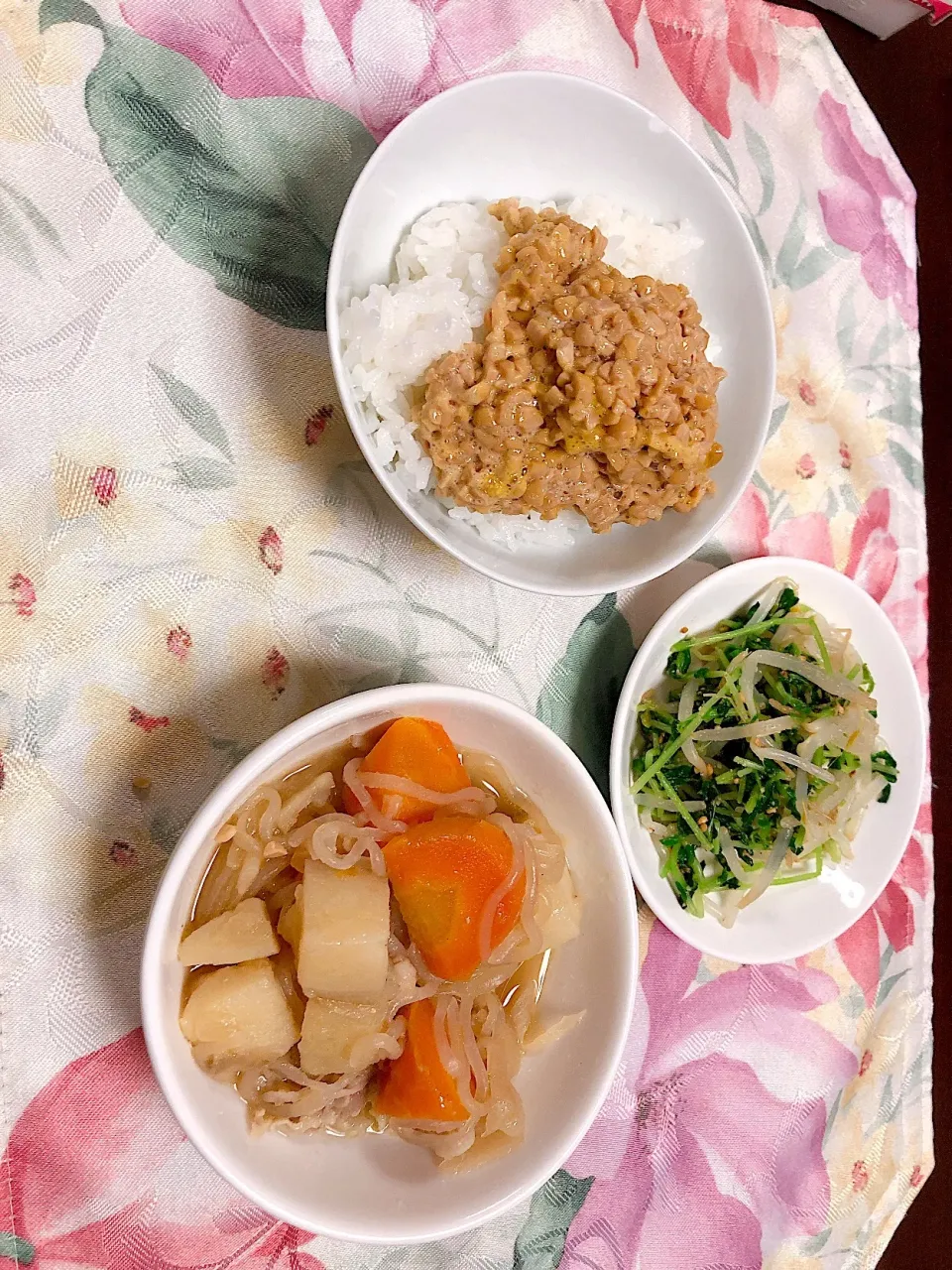 Snapdishの料理写真:肉じゃがと豆苗ナムル🥕🥔|くまお.comさん