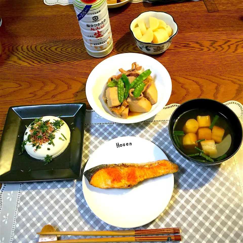 親芋とイカの煮物、鮭塩焼き、冷奴
吸物、沢庵、常備菜|yakinasuさん