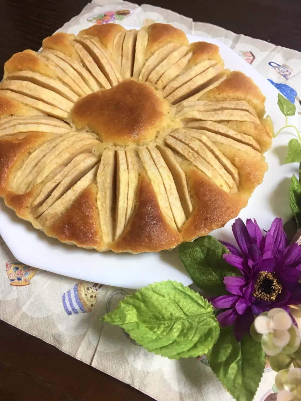 Snapdishの料理写真:ぷらっとさんの料理 ❤️アーモンド クーヘン❤️アップル乗せ|TOMOさん