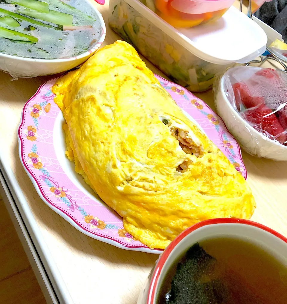 オムライス
コンソメスープ
小松菜とハムのバターソテー
中華風春雨サラダ(昨日の残り)
ピクルス(昨日の残り)
いちご|🍮さん