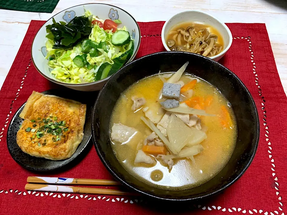 Snapdishの料理写真:豚汁、きのこ豆腐、油揚げツナ挟み|あんどうさん