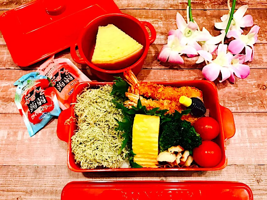 JKお弁当
#海老フライ
#卵焼き
#ブロッコリーと竹輪の中華炒め
#とまと
#とろろ昆布ごはん
#バームクーヘン

ごはんにとろろ昆布のっけてみた
ランチの頃どうなってるんだろう❓
#JKお弁当|あお♡あおさん