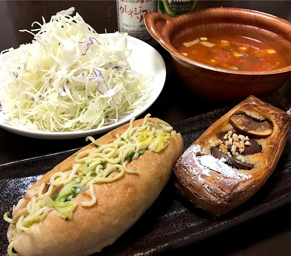 晩ごはん⭐️⭐️⭐️
塩焼きそばパン  栗のデニッシュ  ミネストローネ  キャベツ|ぽんたさん