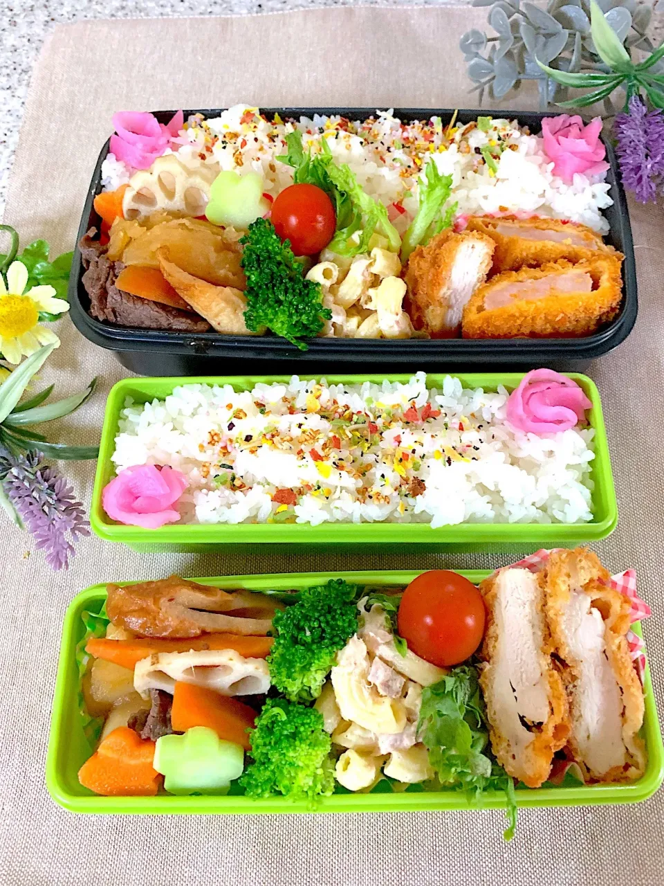 #お弁当  #男子部活弁当。姉おまけお弁当 
今日のお弁当
肉じゃが、マカロニとツナのサラダ、チキンカツ、海老カツ。|yukaさん