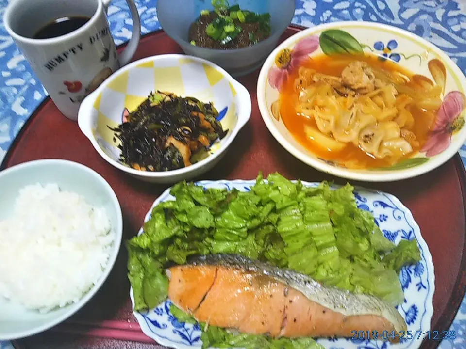 よねばーばの朝ごはん
焼鮭、サニーレタス添え
春キャベツのトマトスープ
ひじきとちくわ、ピーマン、大豆の煮物
沖縄のもずく酢
ご飯、コーヒー
(ヤマサの柚子ポン酢、昆布つゆ)|yoneばーばさん