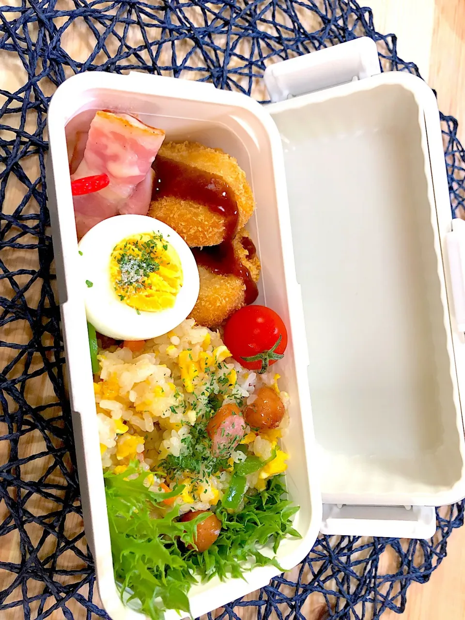 4/25 彼弁当

寝坊したので…
焼き飯
一口カツ
ゆで卵
ベーコンチーズ
プチトマト|erkさん